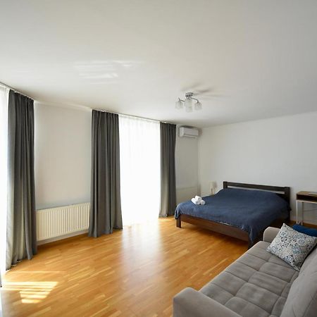 Cozy Apartment Next To The Park Ternopil Esterno foto