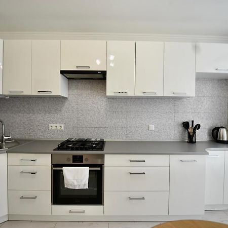 Cozy Apartment Next To The Park Ternopil Esterno foto